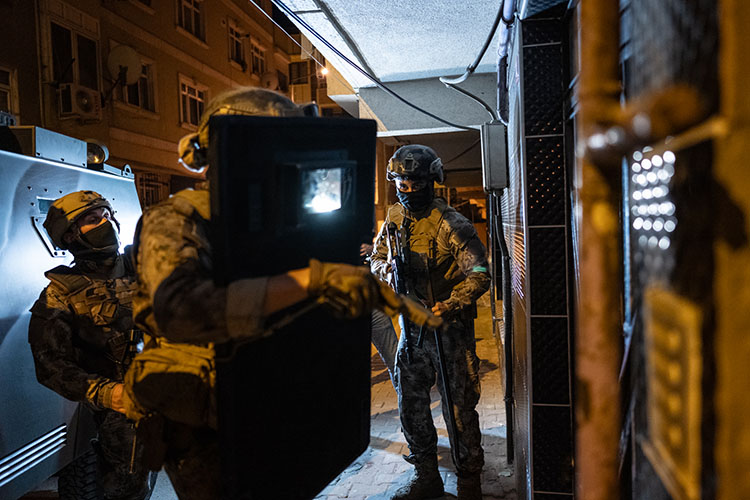 Eş Zamanlı Operasyon Sözlerinin Orijinal Sahipleri ve Anlamları [2026] - Kapak Görseli