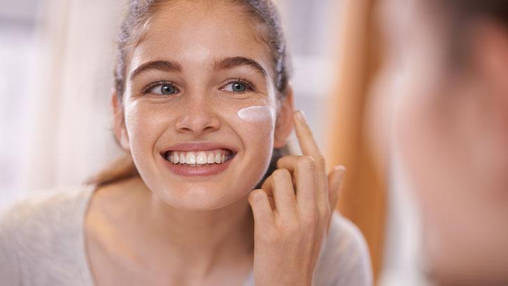 Yüz Kremi Sürmenin Kesin Zamanları ve Uzman Püf Noktaları [2026] - Kapak Görseli