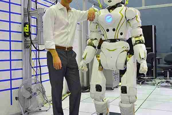 Robot Adam Gerçek Adı ve Bilmeniz Gereken Önemli Detaylar [2026] - Kapak Görseli